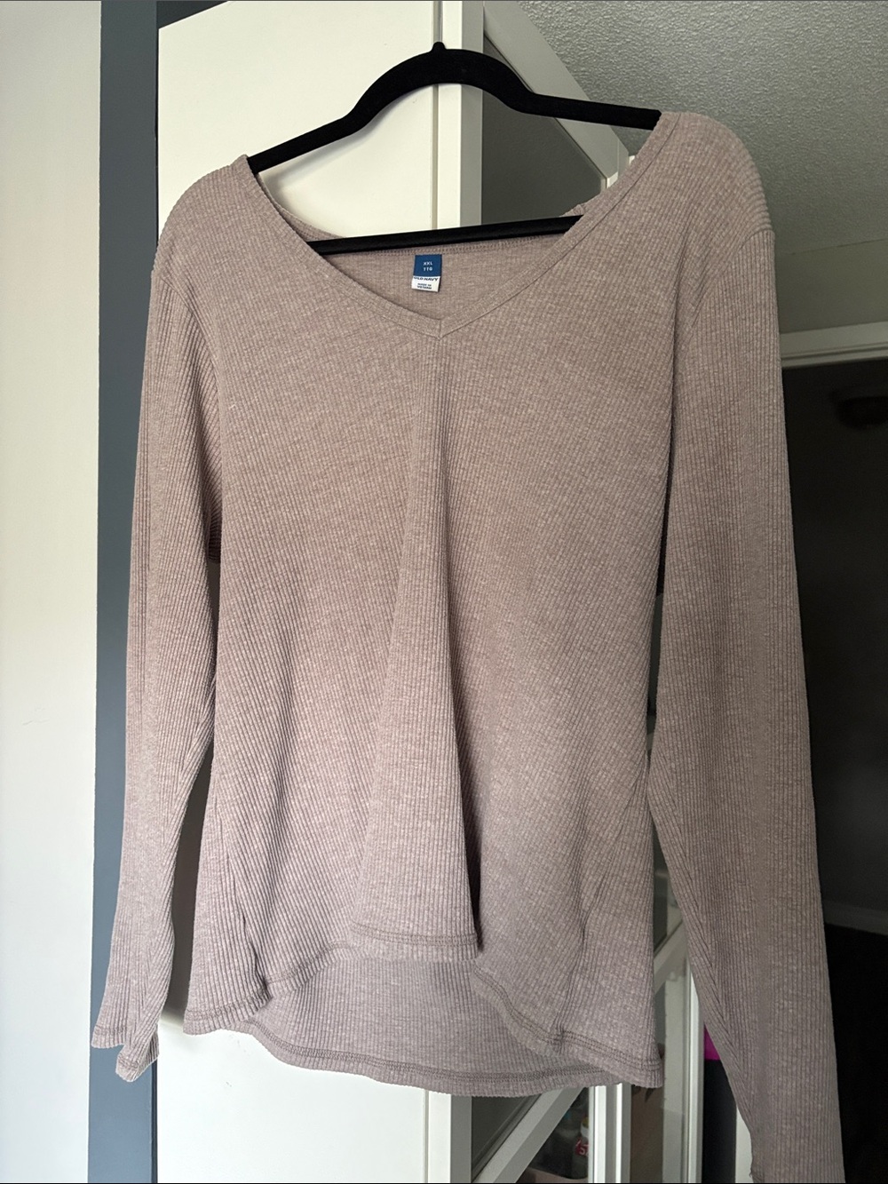 Old Navy Ribbed V-Neck Long Sleeve Top in Taupe